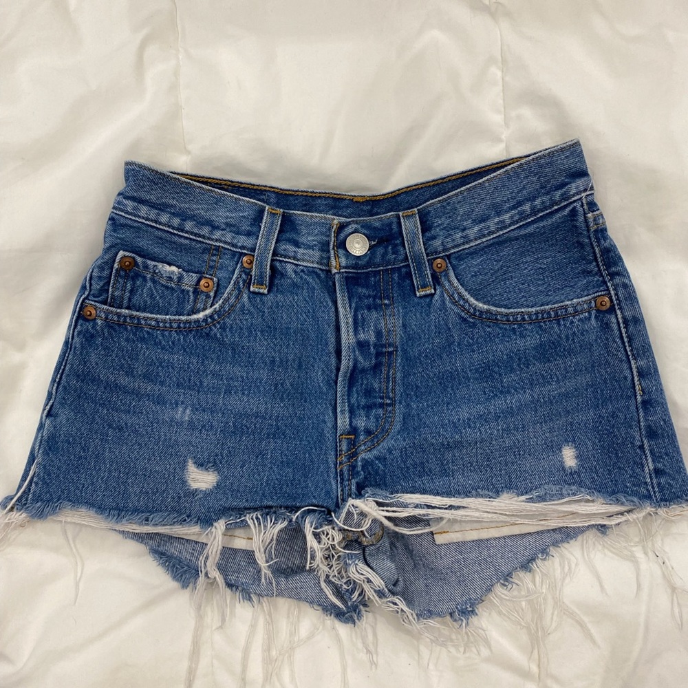 Levi 501 shorts size 24